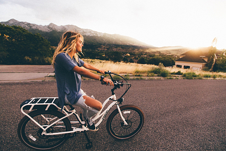 女孩自行车金发生活