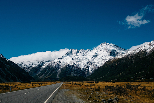 自然景观公路探险雪山草地
