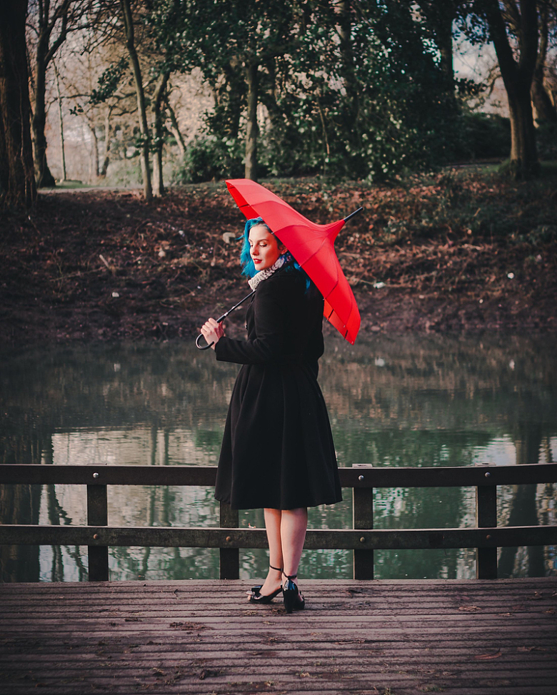 女性雨伞红色连衣裙优雅