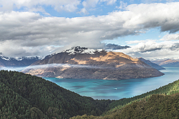山谷山湖碧水森林树木景观天空云层