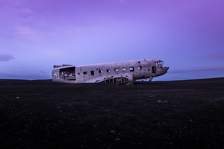 飞机废旧紫色天空云层