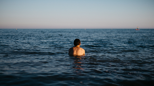海洋蓝色海面自然游泳