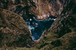 悬崖岩石水面自然景观险峻