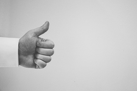 大拇指黑白手摄影