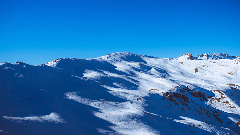 高山雪山冬季蓝天景色