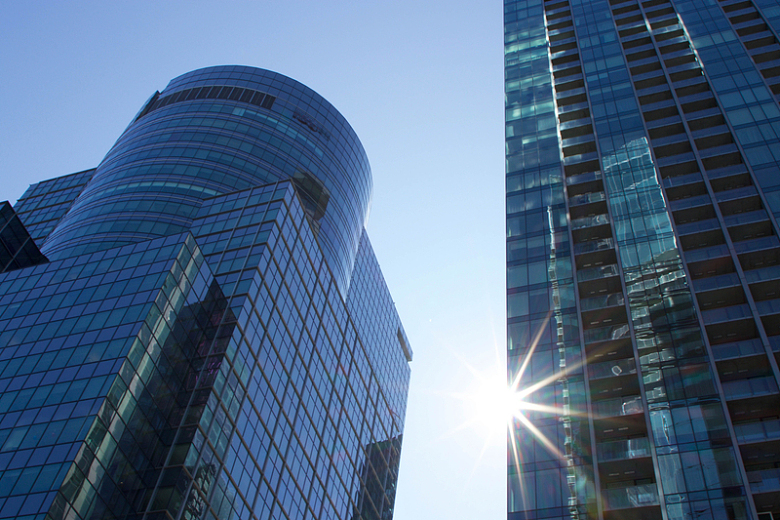 太阳城市高层建筑玻璃反射