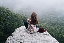 女人黑发长发岩石高山