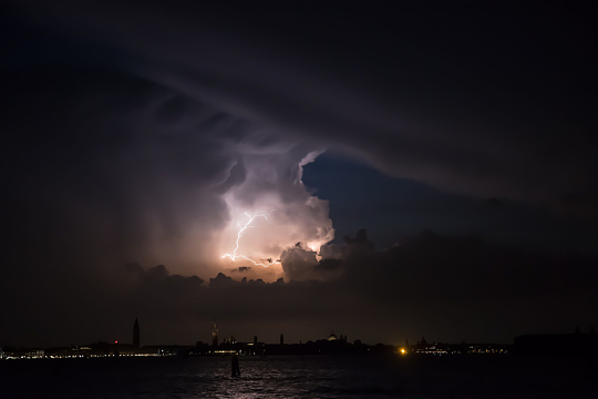 黑夜云层天空闪电风暴海面