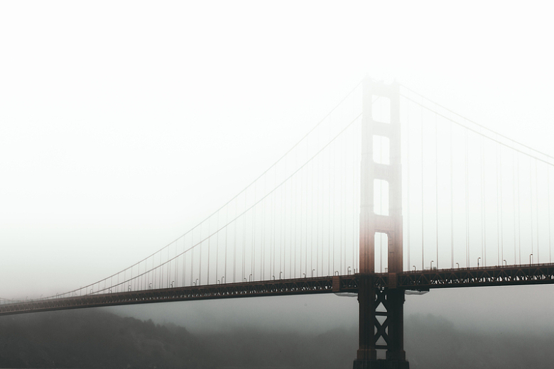 建筑桥梁摄影浓雾