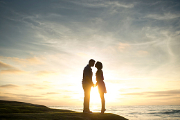 情侣男人女人海边天空夕阳亲吻