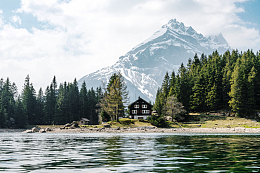 自然景观山峰雪峰森林水面小屋