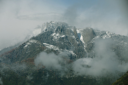 山顶雪山云雾景观