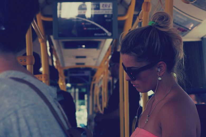 女孩公共汽车交通太阳镜耳机