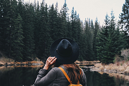 女人帽子时尚旅行冒险树木水面户外