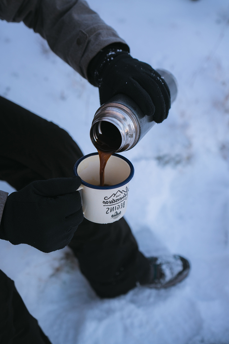雪地寒冷咖啡饮料