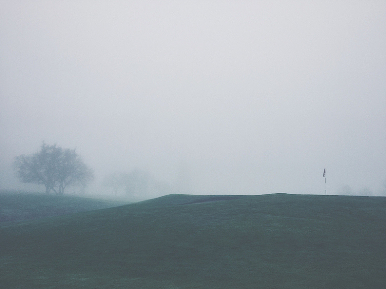 高尔夫球场运动旗帜绿色浓雾