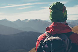 山谷山峰徒步旅行男性背影