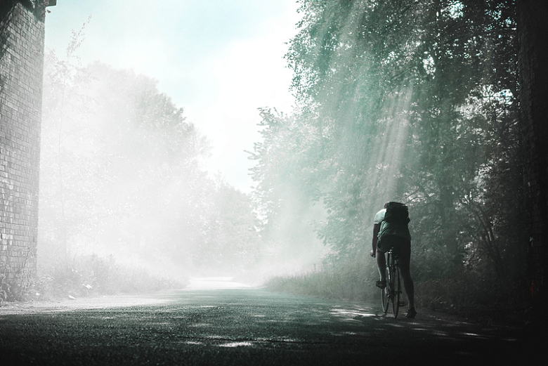 男子自行车公路阳光光线