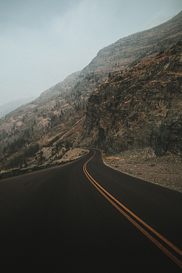 公路弯道路面高山