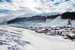高山山顶山脊景观积雪