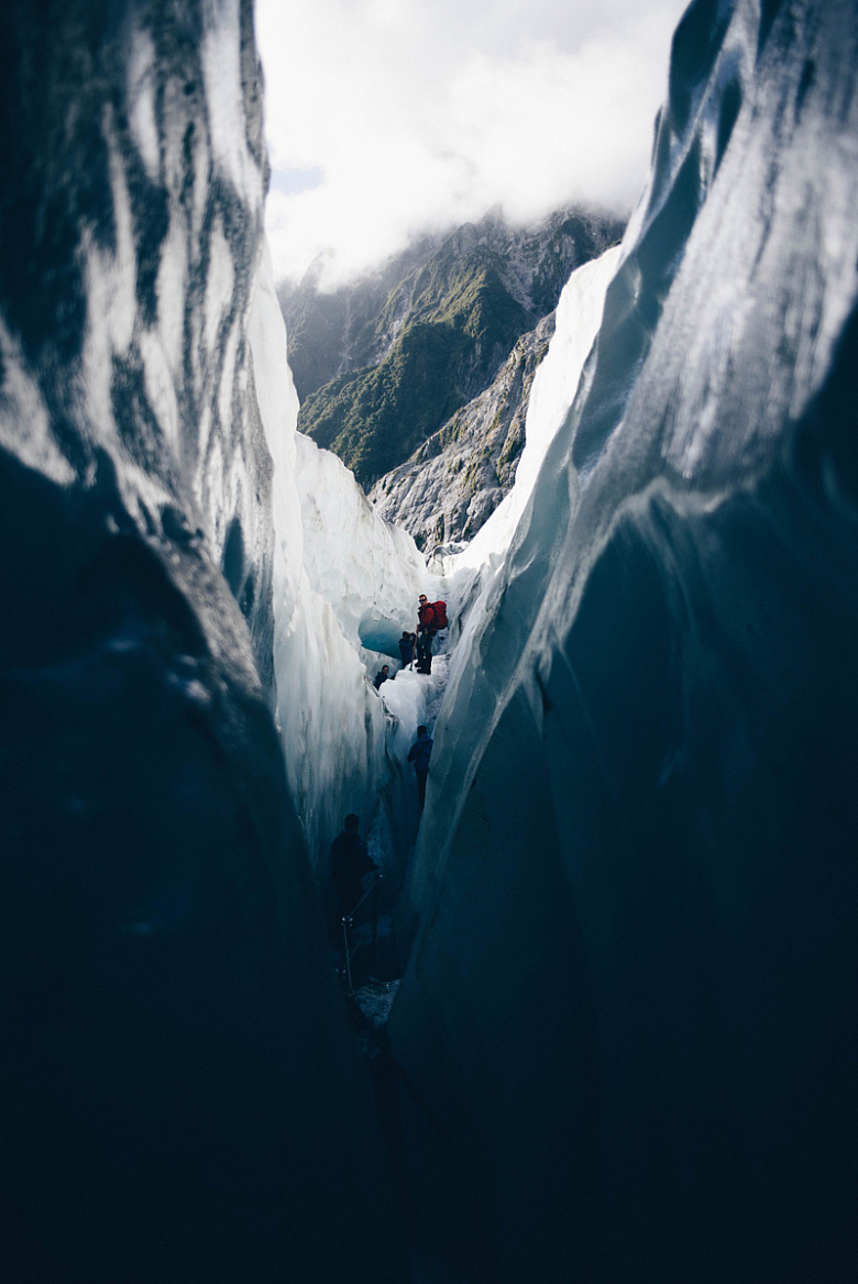 悬崖冰冻登山探险寒冷