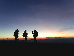 团体登山夕阳人物轮廓