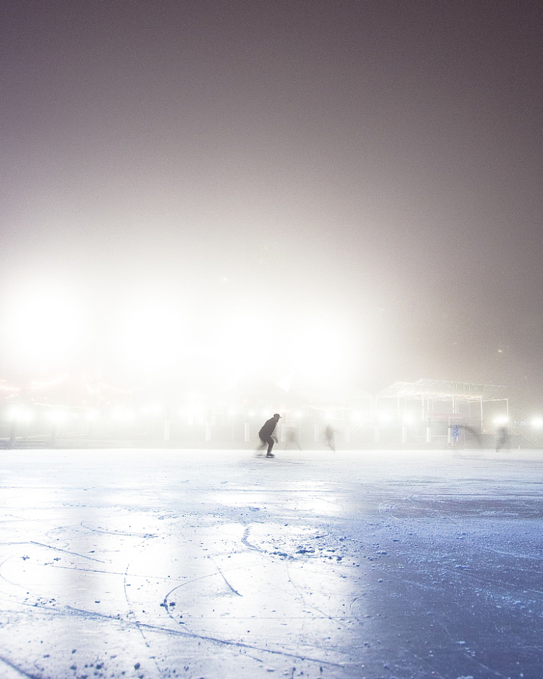 寒冷天气滑冰运动爱好