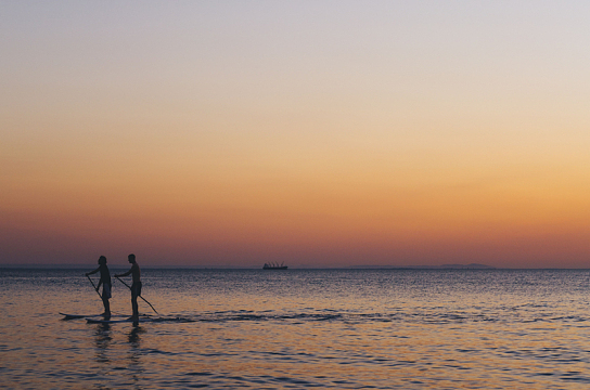 自然景观海洋海滩人物划船夕阳