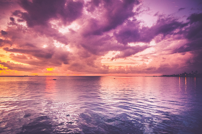 紫色天空云层日落海洋水面
