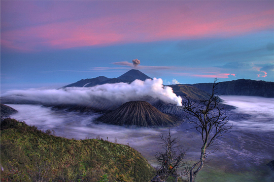 火山烟云景观远山云朵夕阳