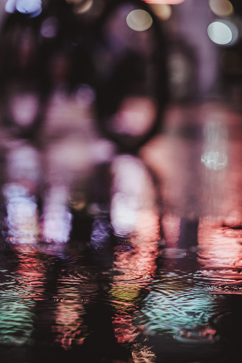 彩色灯光水面下雨反射