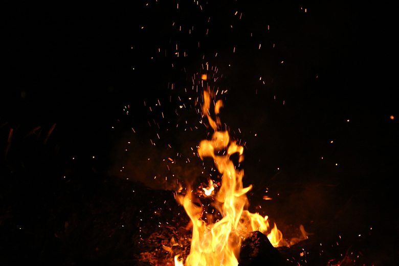 自然火焰燃烧灰烬火花烟雾