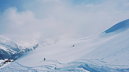 高山丘陵户外旅游景观雪地