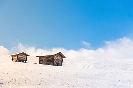 高山雪山木屋寒冷