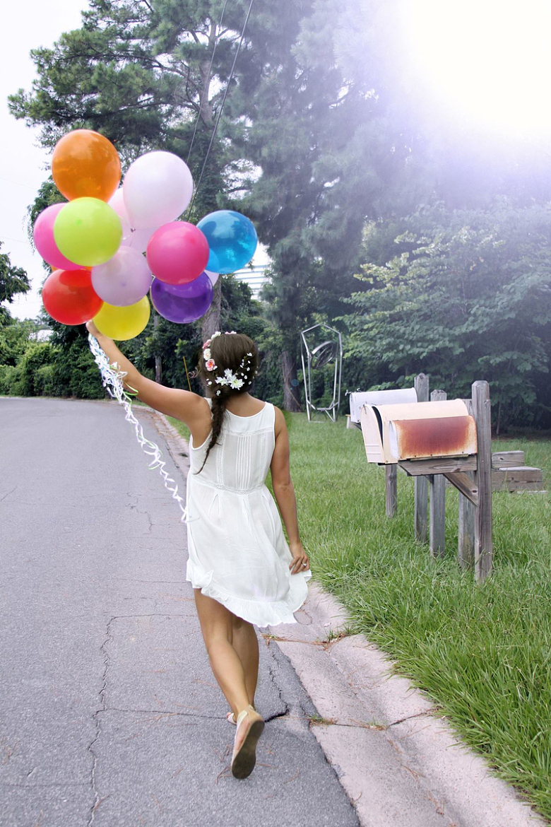 气球女孩户外快乐连衣裙