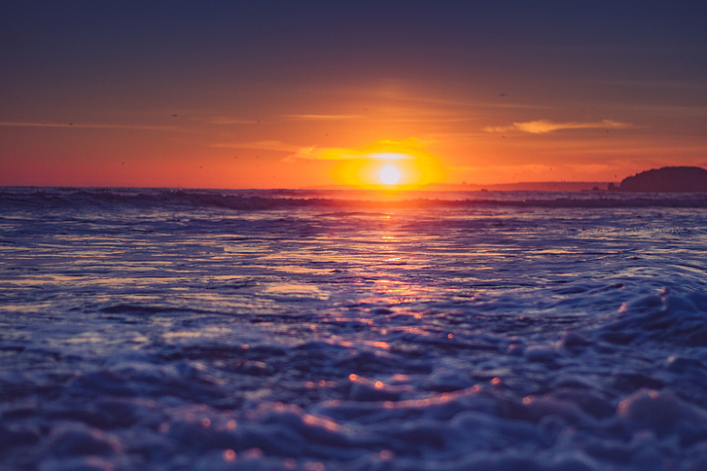 海上日落水面波浪夕阳
