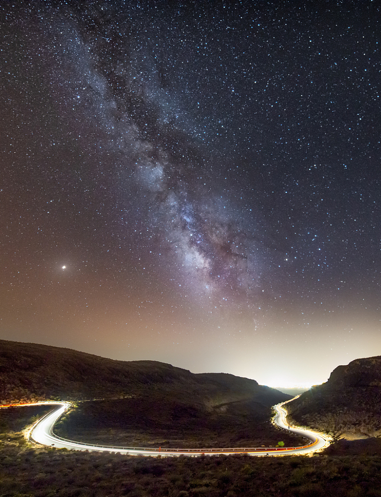 银河景观道路蜿蜒星空