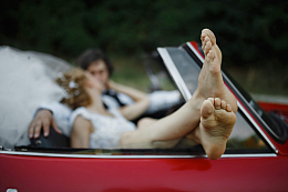 亲吻赤脚新娘新郎户外敞篷车