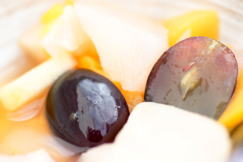 新鲜健康热带水果沙拉葡萄苹果