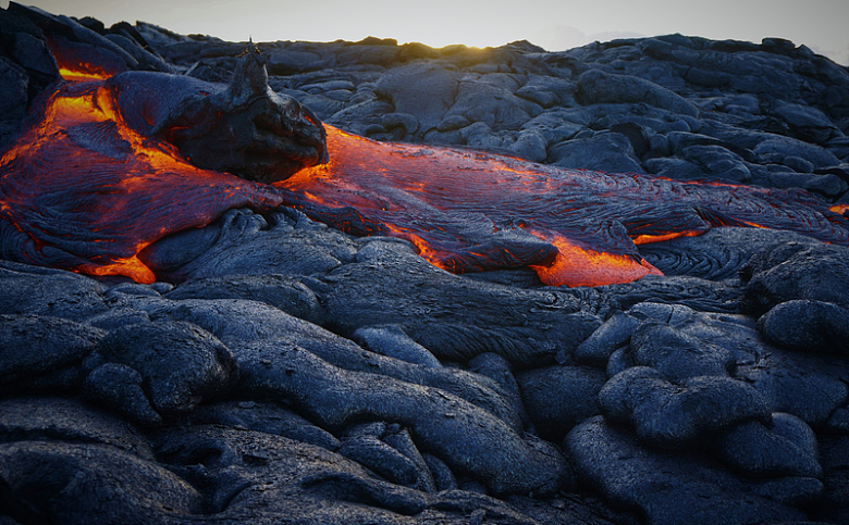 日落火山熔岩自然景观