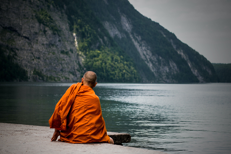 佛教僧侣湖边冥想