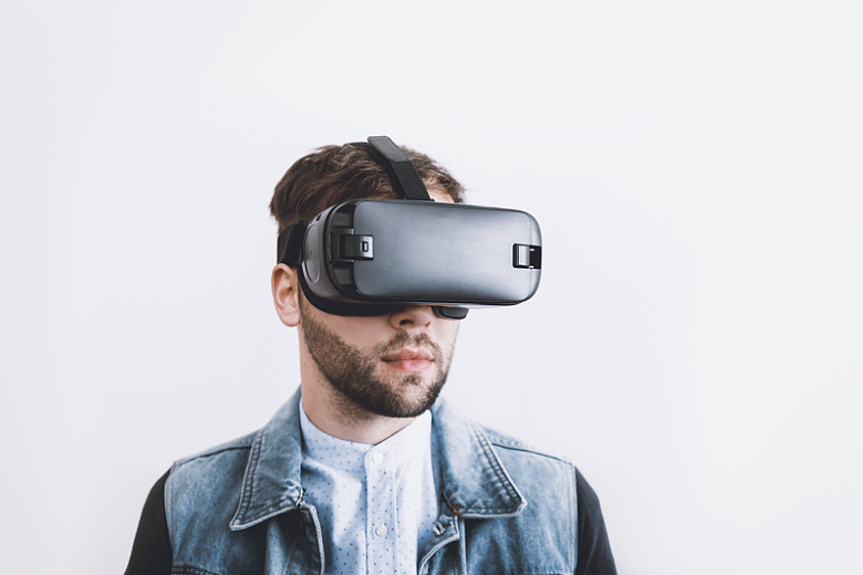 年轻人使用VR眼镜摄影