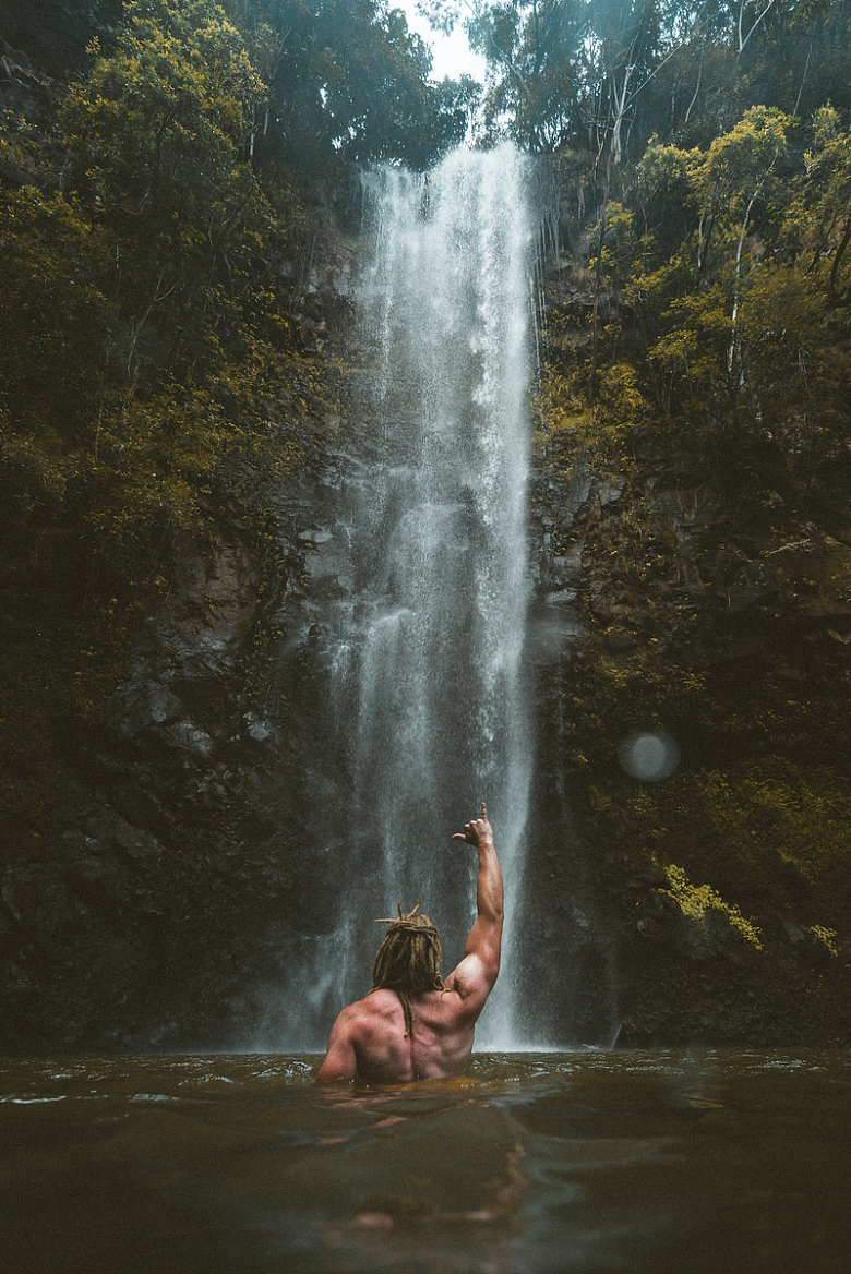 瀑布男性肌肉水面