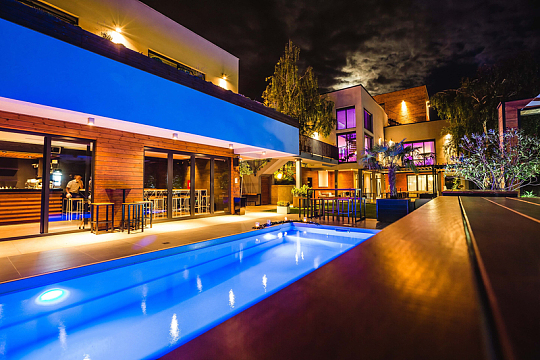 夜晚游泳池现代房子灯光