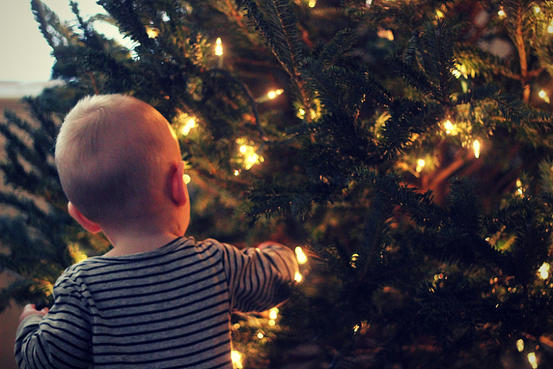 小男孩圣诞树礼物灯光