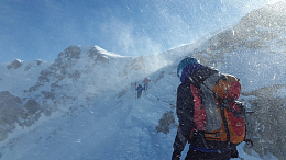 下雪登山者攀登雪峰