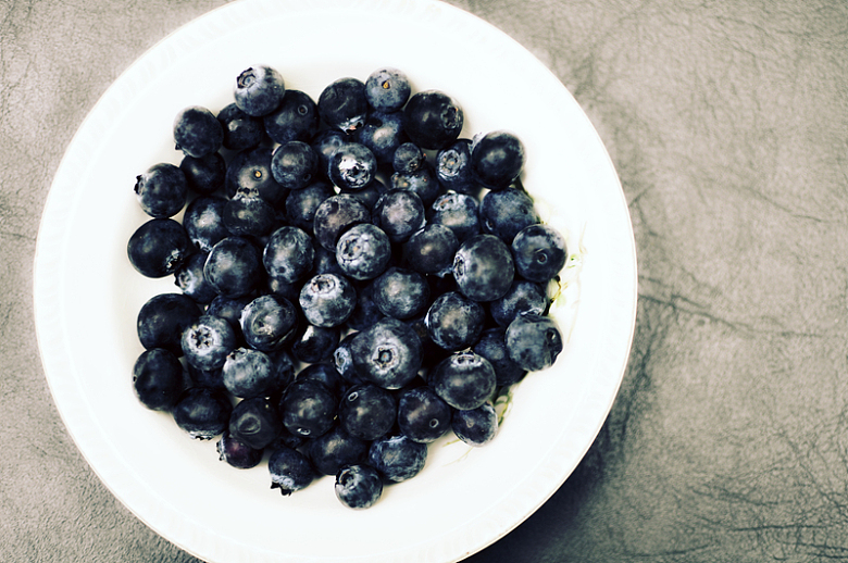 蓝莓水果盘子摄影