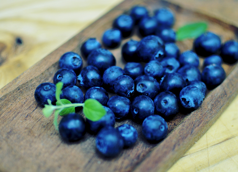 蓝莓薄荷叶水果摄影