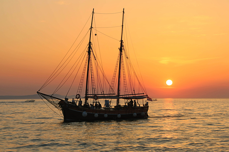 帆船海面夕阳晚霞景观