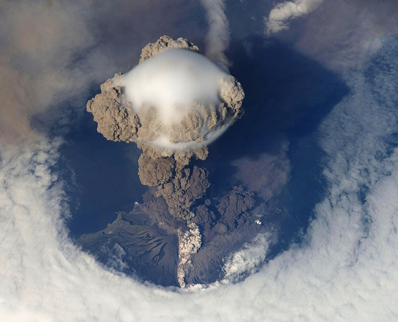火山爆发云朵云层